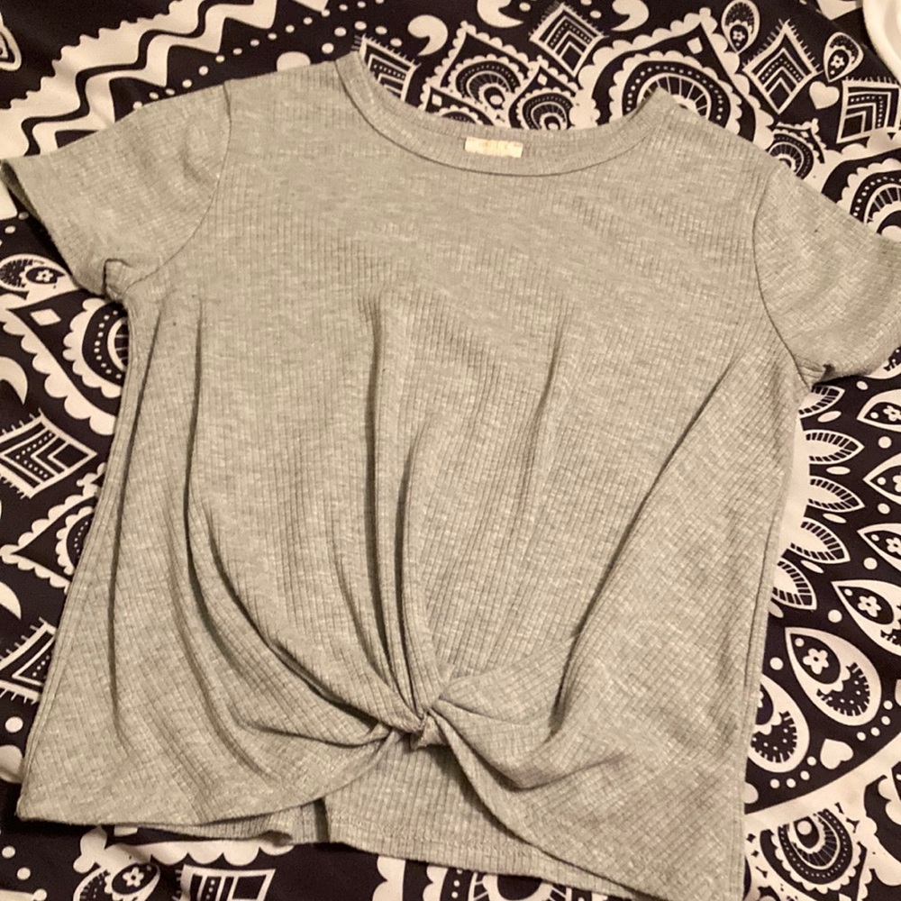 A grey t shirt short sleeve. Size 11/12 in kids.